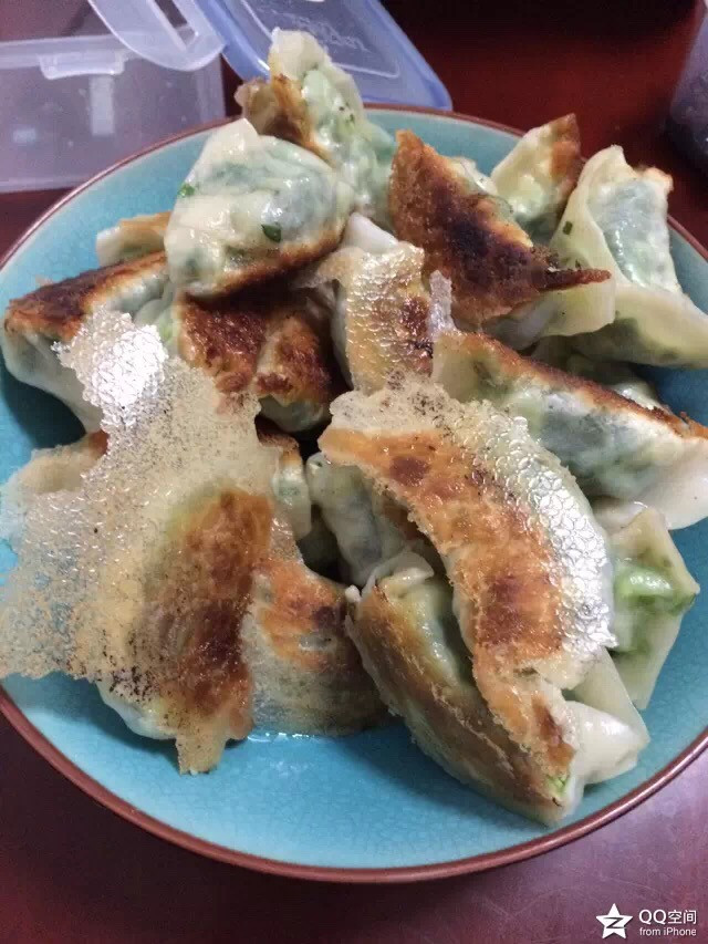 冰花韭菜鸡蛋饺子锅贴煎饺的做法