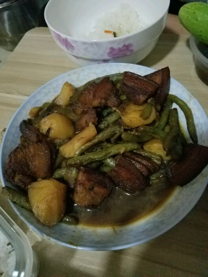 红烧肉炖豆角土豆的做法