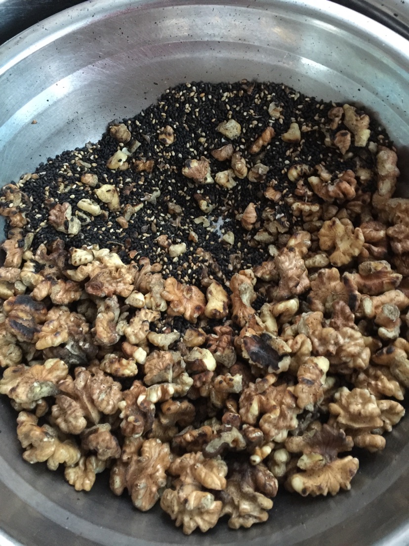 琥珀芝麻核桃仁的做法图解4