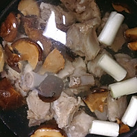 广东｜香菇木耳排骨汤的做法图解5