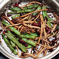 干煸茶树菇扁豆的做法图解7