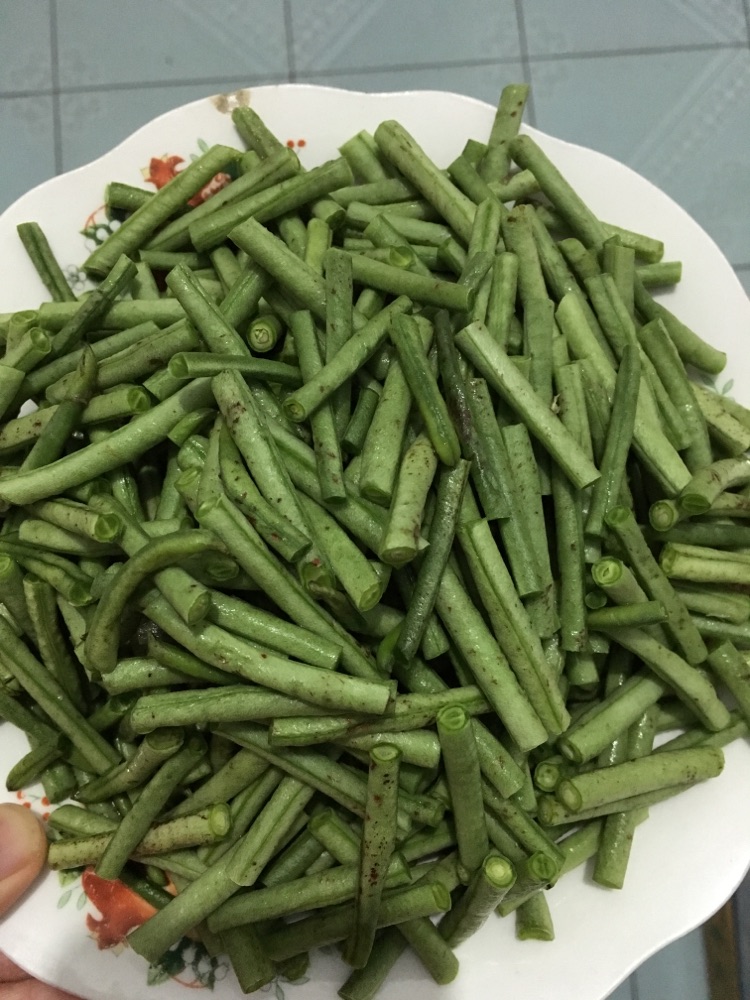 蒜香豇豆炒肉（微辣）的做法图解1