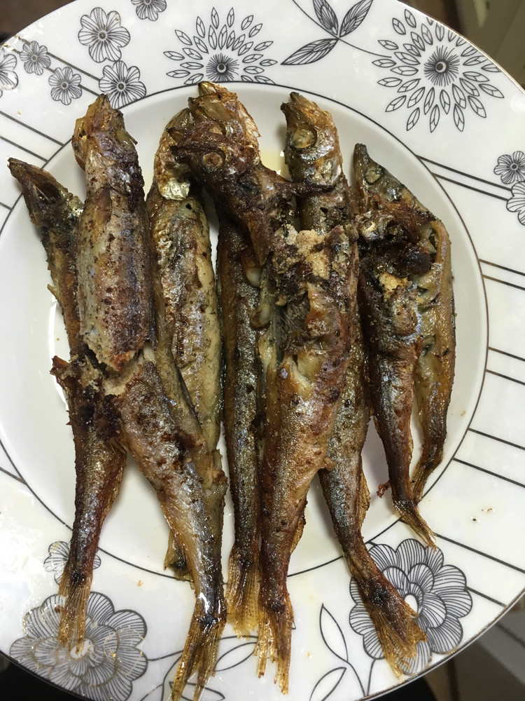香煎多春鱼的做法