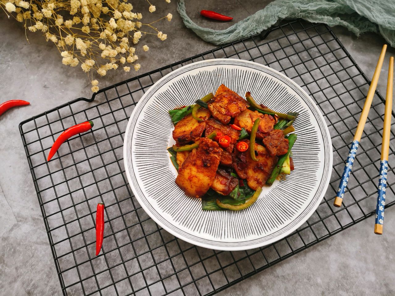 Stir fried pork with green pepper and garlic