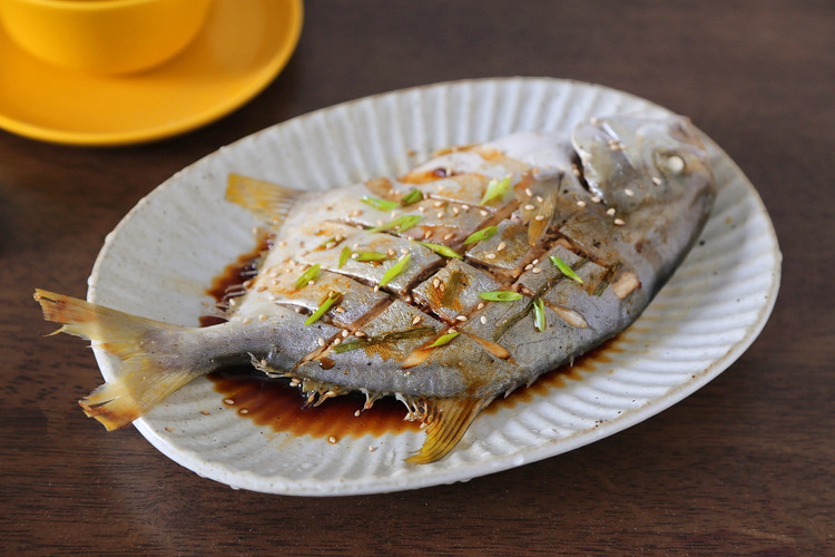 金鲳鱼这样做简单又美味～的做法