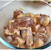 除了啫啫鸡煲，广东人喜欢的五指毛桃焗鸡也是十分美味！的做法图解2