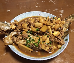 笋丁肉沫烧桂鱼的做法