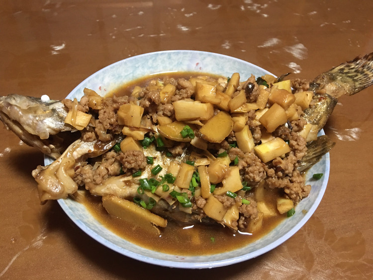 笋丁肉沫烧桂鱼的做法