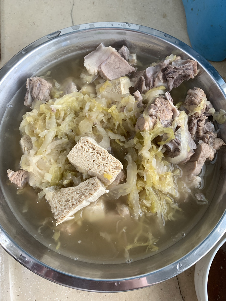 #一日三餐美味解决方案 补钙利器-五花排骨炖酸菜的做法