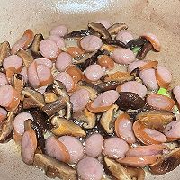 被宝贝竖大拇指的香菇香肠炒饭，香迷糊了的做法图解2
