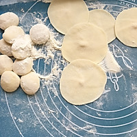 芹菜精肉木耳水饺的做法图解3
