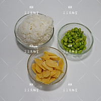 玉米肠毛豆炒饭的做法图解1