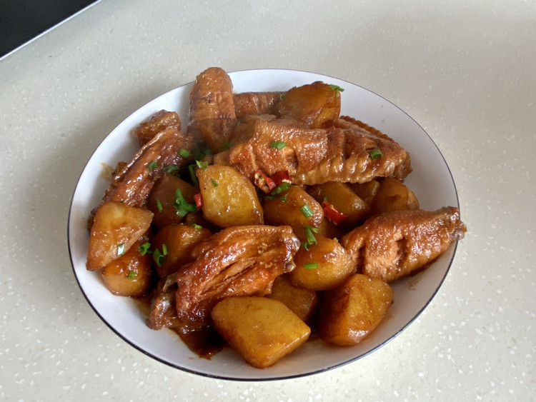 土豆闷鸡翅的做法