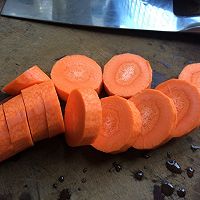 玉米胡萝卜排骨煲汤的做法图解1