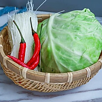 包菜炒粉丝的做法图解1