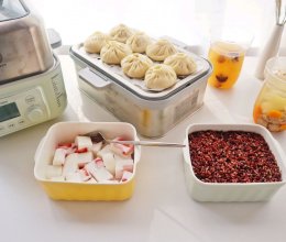 超简单的草莓牛奶冻❗️低脂杂粮饭+鲜肉小笼包+竹荪牛肉汤的做法