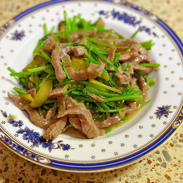 家常香菜酸黄瓜炒牛肉 人间美味的做法