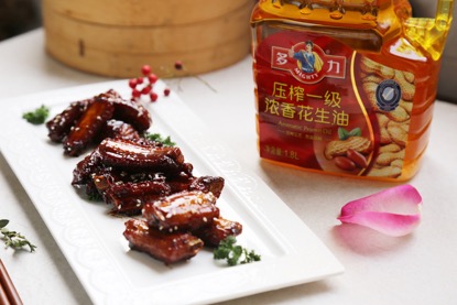 Golden Ben Bang sweet and sour pork ribs is a special dish of Shanghai Ben Bang