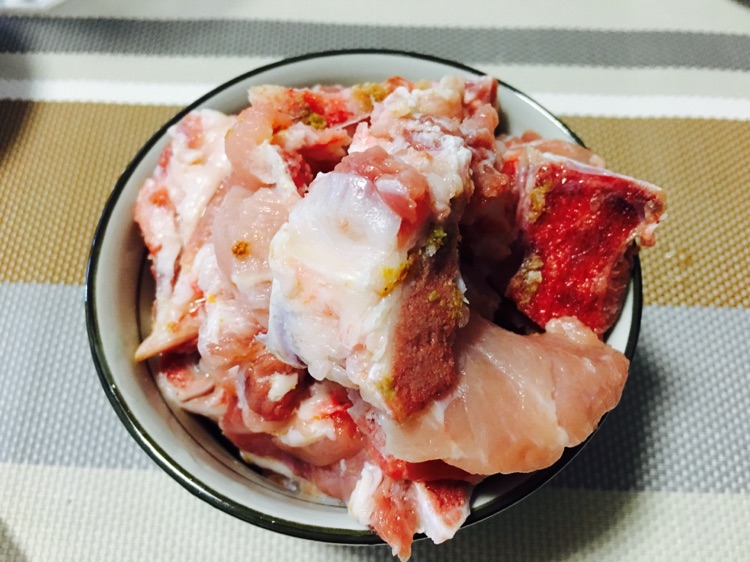 萝卜香菇排骨汤的做法图解1