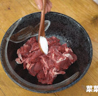 小炒红酒牦牛肉｜细嫩香辣的做法图解2