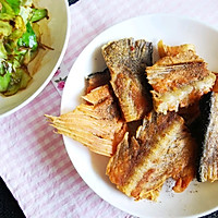 香酥的椒盐三文鱼骨的做法图解4