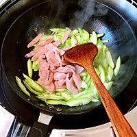 瓜片炒火腿的做法图解3