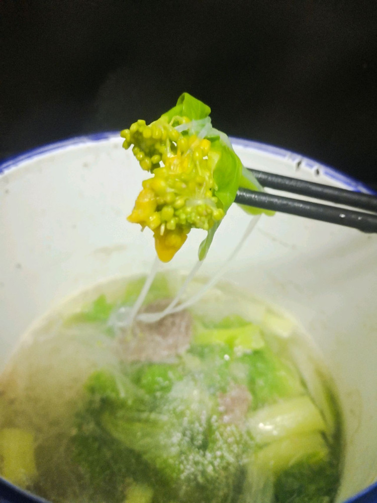 云南百花宴-油菜花粉丝牛肉汤（配喃咪）的做法