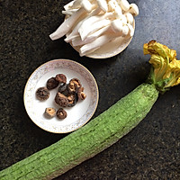 丝瓜菌菇汤#鲜有赞，爱有伴#的做法图解1