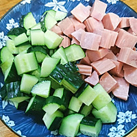 【八月家】3分钟超级快手菜——火腿肠炒黄瓜的做法图解1