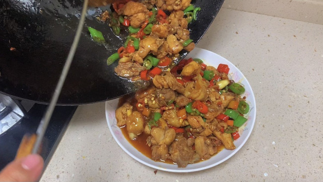 家常开胃菜辣椒炒鸡肉的做法