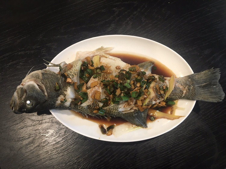 蒸鱼 简单好吃 不需要浇油的做法