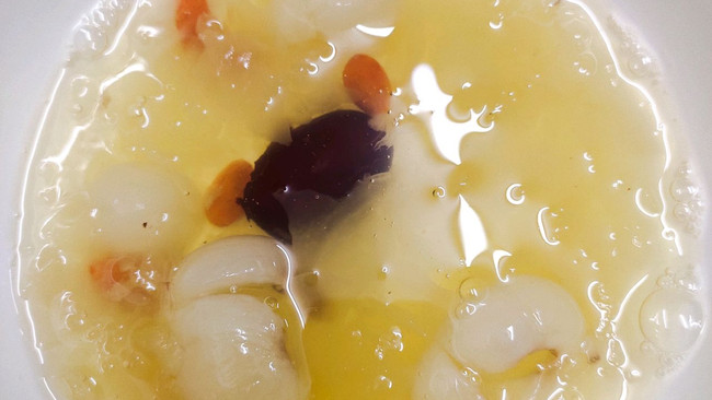美白养颜--桂圆红枣枸杞银耳汤的做法