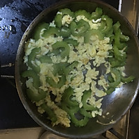 苦瓜炒鸡蛋的做法图解3