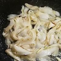 芦笋炒鸡腿菇片的做法图解3