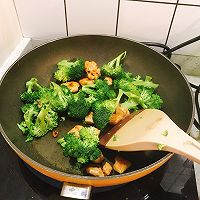 快手家常菜之西兰花炒鸡胸肉的做法图解2