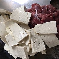 砂锅牛肉焖豆腐的做法图解1