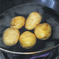 【迷迭香烤马铃薯】土豆里的香草风情的做法图解2