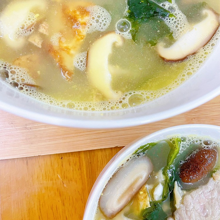 鲜掉眉毛的裙带菜肉片汤的做法