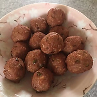 炸猪肉丸子的做法图解1