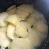 土豆片炒香菇片的做法图解3