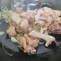 酸黄瓜三黄鸡的做法图解3