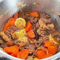 #食在幸福年 总有新花样#筋头巴脑一品锅的做法图解9