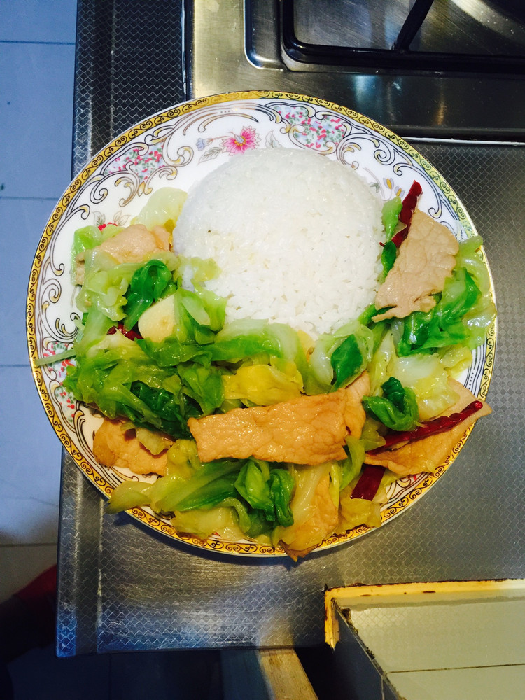 包菜炒肉盖饭的做法