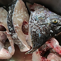 潮州青蒜焖鱼的做法图解1