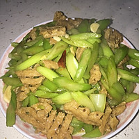 芹菜爆炒鸡汁豆腐串的做法图解1