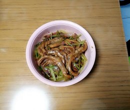 鲜香美味的干锅鸭掌的做法