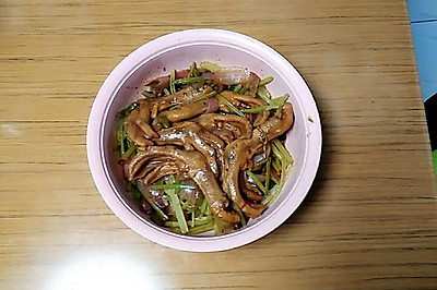 鲜香美味的干锅鸭掌