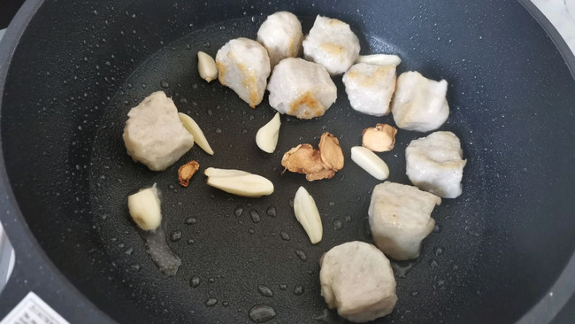 鱼丸虾皮烩奶白菜的做法