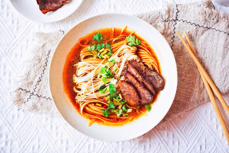 满桌佳肴，独独爱这一碗汤香料足的牛肉汤面的做法