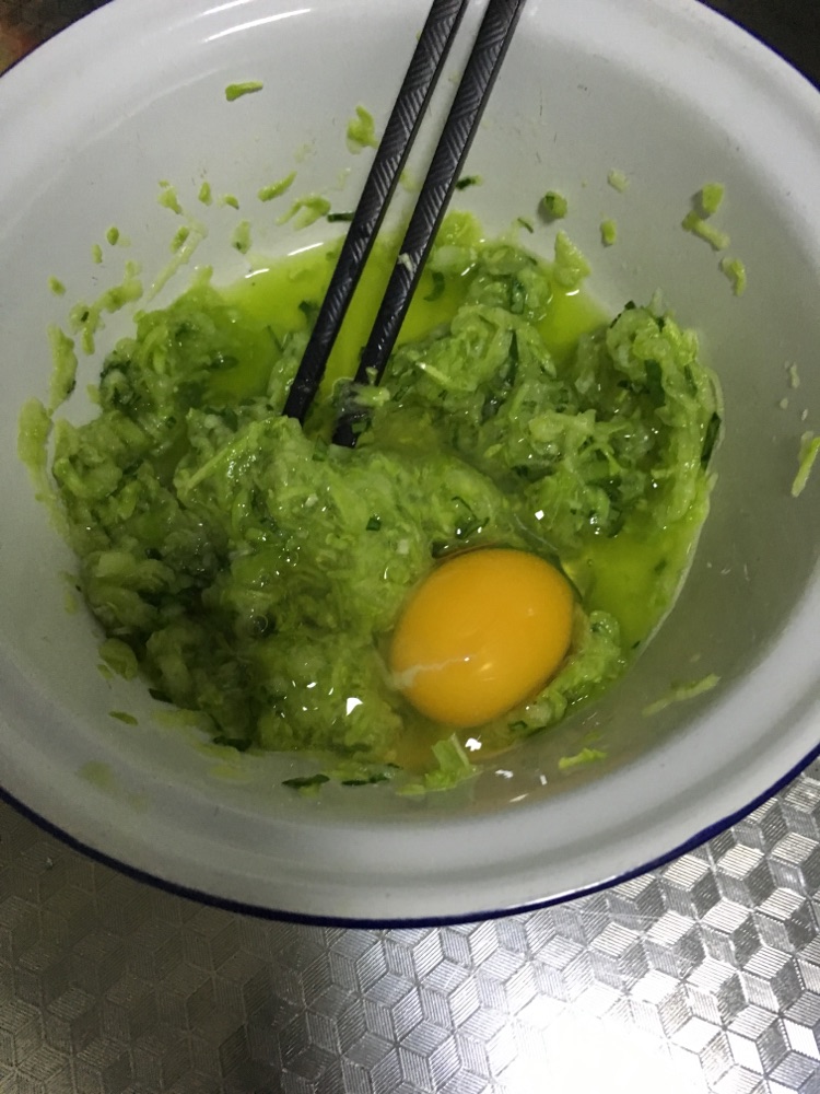 西葫芦鸡蛋饼的做法图解3